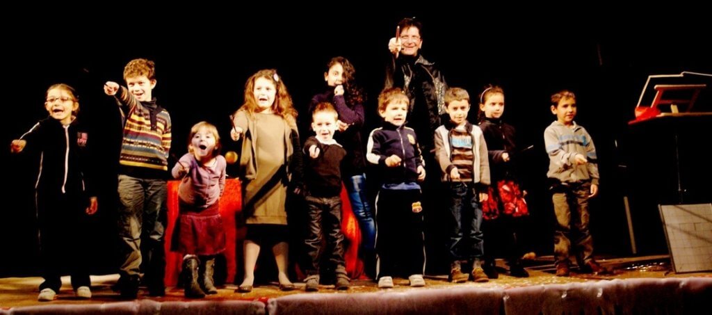 Un spectacle de magie pour votre arbre de Noël à la fois féérique, drôle, festif, riche en émotion… et surtout de qualité. Un spectacle de magie pour votre arbre de Noël à la fois féérique, drôle, festif, riche en émotion… et surtout de qualité.