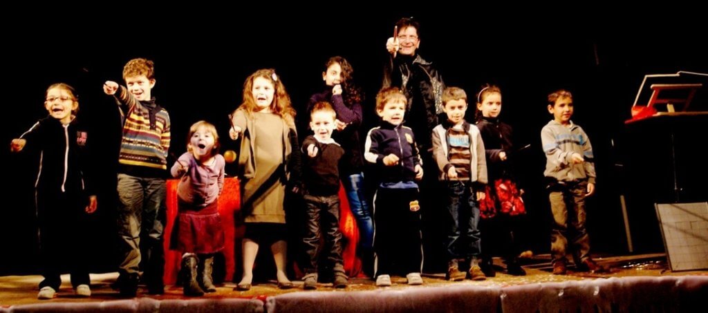 Un spectacle de magie pour votre arbre de Noël à la fois féérique, drôle, festif, riche en émotion… et surtout de qualité.