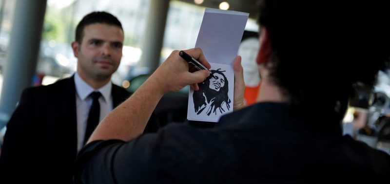 cropped speedpainting mentalisme fred ericksen 02 - speed painting - Peintre performer - Speed painting / Glitter painting - Fred Ericksen • Magicien Lyon • Storyteller Le speed painting animé par un artiste consiste à réaliser des portraits ou des fresques murales en un temps record de l'ordre de 4 à 5 minutes. Les portraits en speedpainting réalisés peuvent aussi bien être ceux de personnalités connues ou bien ceux de personnes qui sont mises à l'honneur le soir de l'évènement. Un moment fort en émotion avec une performance réalisée par un artiste en speed painting.