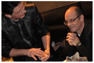 Fred Ericksen mentaliste spécialisé en magie de proximité vous fait découvrir une magie de prestige en diner assis mêlant étonnement, rêverie et magie.