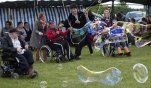 Fred bulleur dans un CENTRE pour POLYDANDICAPES / Animations magie / Handicap Invisible