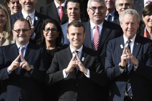 New French President Emmanuel Macron (C) poses next to the president of the IOC Evaluation Commission for the 2024 Olympics Patrick Baumann (L) and French member of the IOC Guy Drut (R) at the Elysee Palace in Paris after a meeting with members of the International Olympic Committee (IOC) Evaluation Commission, on May 15, 2017, prior to a vote for the 2024 Summer Olympics. / AFP PHOTO / STEPHANE DE SAKUTIN