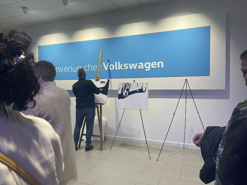 01 nouveau tiguan volkswagen Suma Macon 2024 - speed painting - Peintre performer - Speed painting / Glitter painting - Fred Ericksen • Magicien Lyon • Storyteller Speed-painting-nouveau-tiguan-volkswagen-Suma-Macon-2024
