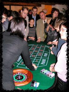 Animation Casino avec une table de poulette, une table de blackjack et une table de triche