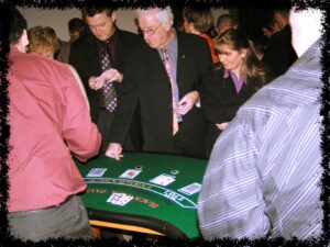 Animation Casino avec une table de poulette, une table de blackjack et une table de triche