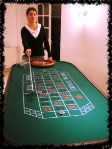 Animation Casino avec une table de poulette, une table de blackjack et une table de triche