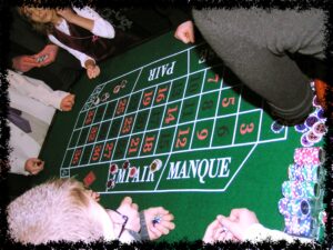 Animation Casino avec une table de poulette, une table de blackjack et une table de triche