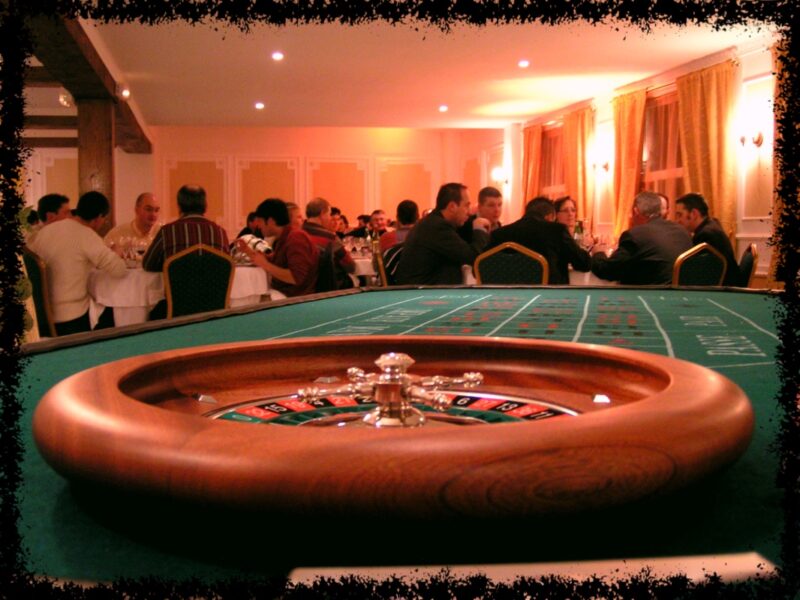 Animation casino factice avec table de roulette et blackjack