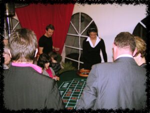 Animation Casino avec une table de poulette, une table de blackjack et une table de triche
