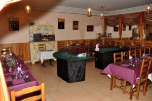 Animation Casino avec une table de poulette, une table de blackjack et une table de triche