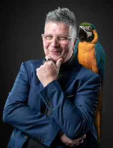 Fred magicien close up avec Rio son perroquet exotique - - Magicien close-up avec un perroquet exotique : une animation inoubliable pour vos événements ! - Fred Ericksen ⹠Magicien Lyon ⹠Storyteller Fred magicien close up avec Rio son perroquet exotique